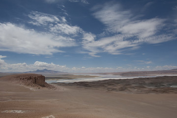 Fototapeta na wymiar Lago salado en el desierto de Atacama. Salar de Tara en la Cordillera de los Andes, Chile