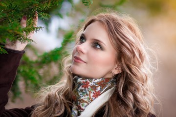 Naklejka premium portrait blonde women in coat