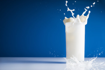 Obraz na płótnie Canvas Milk splash in glass