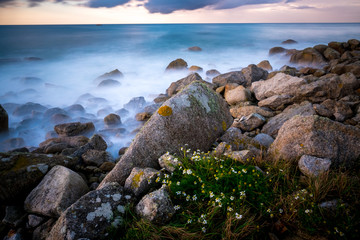 Meer und Felsen bei Flut (Langzeitbelichtung) Küstenlandschaft mit Felsen und Meer zwischen...