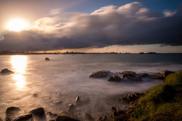 Küstenlandschaft mit Felsen und Meer zwischen Roscoff und Ploue