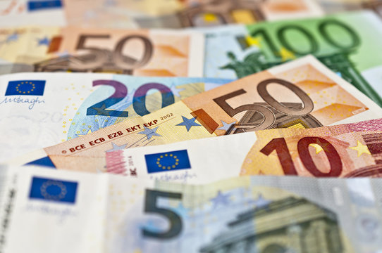 viele Euro Geldscheine 