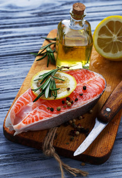 Raw salmon with lemon and rosemary