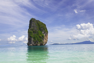 Naklejka premium Single island in the sea with the sky