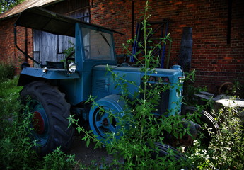 Stary ciągnik rolniczy