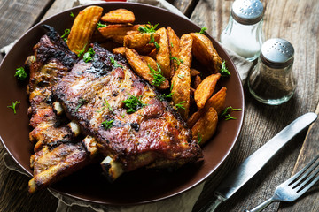 Grilled ribs with potatoes