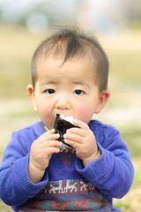 おにぎりを食べる子ども