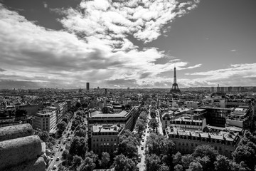 Frankreich, Paris, Blick vom Arc de Triomphe zum Eiffelturm, schwarzwei&szlig;, Sommerhimmel mit w&ouml;lken und sonne