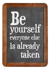 Obraz premium Be yourself reminder blackboard sign