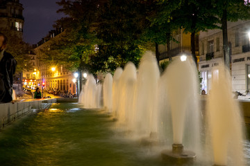 Paris, Place de la Sorbonne bei Nacht mit Springbrunnen und Restaurants