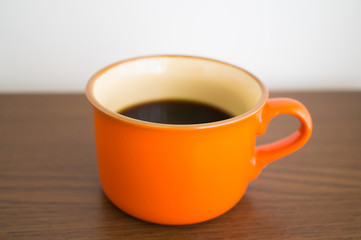 オレンジ色のコーヒーカップ