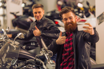 Obraz premium Men in motorbike salon