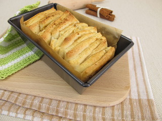 Zupfbrot mit Zimt und Zucker in der Backform
