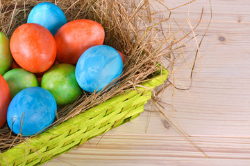 Bunte Ostereier im Korb