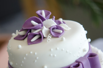 Obraz na płótnie Canvas White and Violet Wedding Cake with Ribbons 
