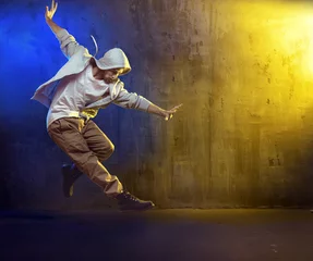 Gordijnen Atletische kerel die een hiphop danst © konradbak