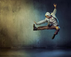 Fototapeten Athletischer Tänzer in Springpose © konradbak