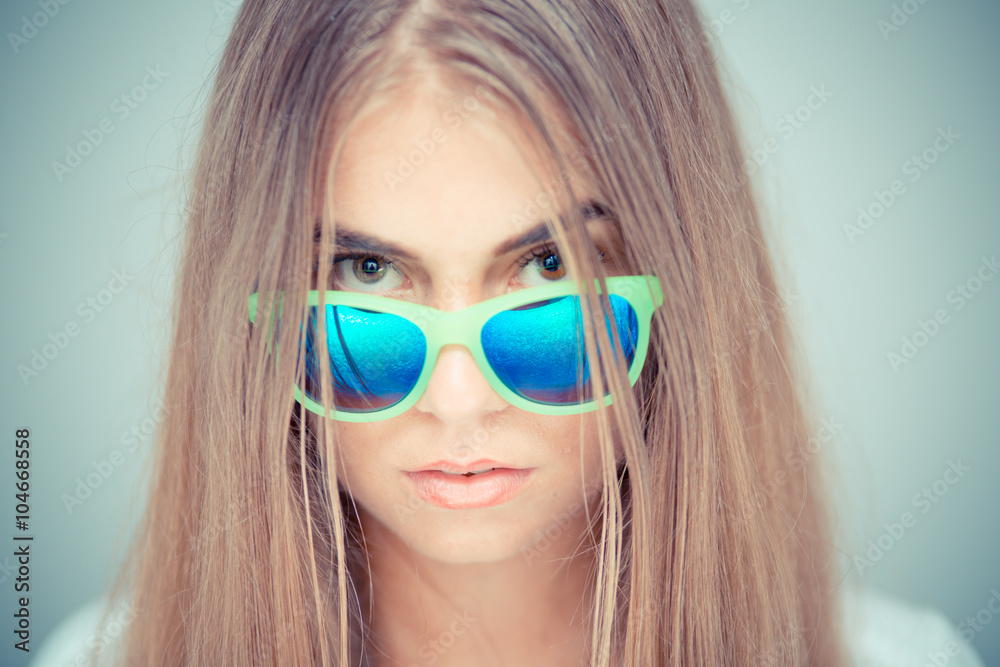 Wall mural Beautiful young woman with sunglasses