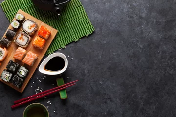 Gordijnen Set sushi maki en groene thee © karandaev