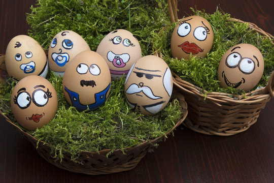 Heppy Egg Face Family In Wicker Basket