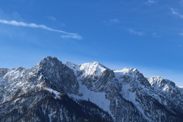 verschneite Berge mit blauem Himmel