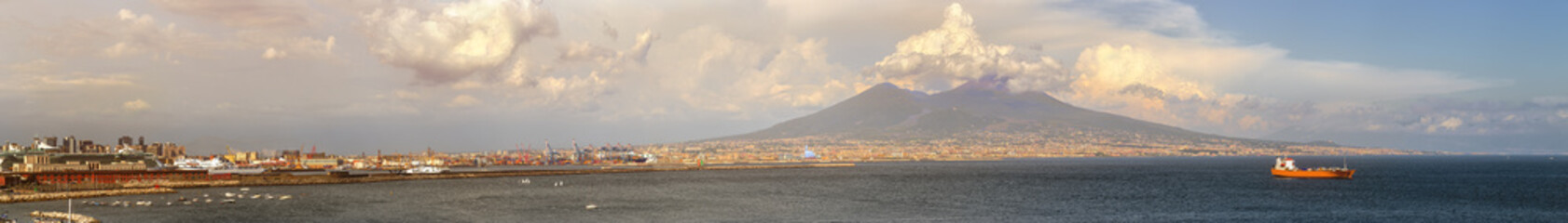 Fototapeta na wymiar Napoli and mount Vesuvius at sunset in a summer day