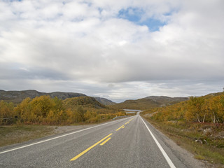Obraz premium bis zum Horizont/Gebirgsstrasse im Herbst im hohen Norden