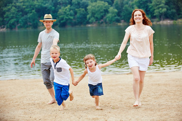 Familie hat Spaß am Strand im Urlaub