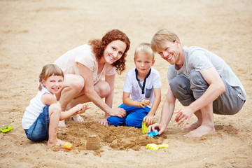 Familienurlaub am Strand im Sommer
