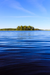 Paysage de lac en Finlande par une journée ensoleillée