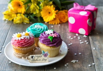 Cupcakes, Blumen und Geschenk zum Muttertag