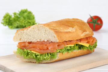 Belegtes Baguette mit Lachs Fisch