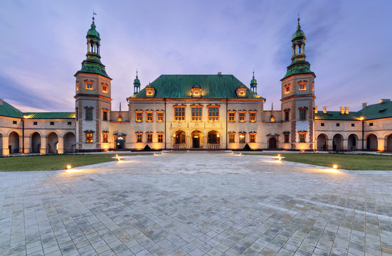 Fototapeta Pałac Biskupi po zachodzie słońca w Kielcach, Polska