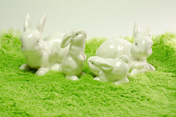 Osterhasen-Familie in weiß