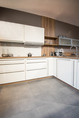 Innenarchitektur - moderne, helle Kücheneinrichtung