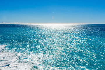 Vue sur le magnifique paysage méditerranéen, la mer et le ciel ensoleillé.