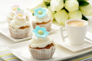 Cupcakes with buttercream decorated with flowers. 