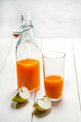 Juice of apples and red grapefruit.