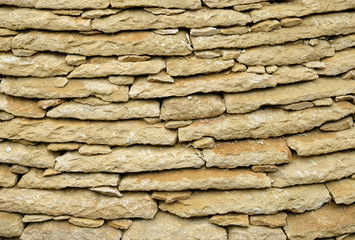 Masonry of limestone flat tiles