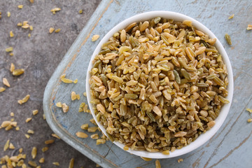 healthy uncooked cracked freekeh grain