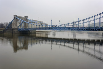 Stalowy most nad rzeką