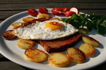 lifestyle leberkäse spiegelei bratkartoffeln modern organisch