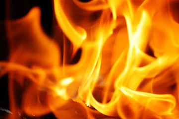 Crédence de cuisine en verre imprimé Flamme flamme de feu brûlant sur fond noir