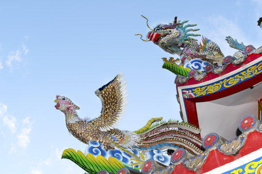 Statues carved dragon and bird on the roof shrine.