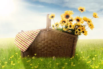 Poster de jardin Tournesol Picnic basket with fabric and sunflowers