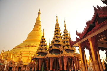 Fototapeta premium Shwedagon Pagoda in Yangon, Myanmar