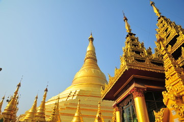 Fototapeta premium Shwedagon Pagoda in Yangon, Myanmar
