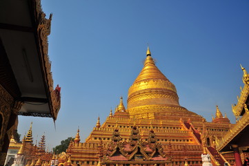 Naklejka premium Shwezigon Pagoda in Bagan, Myanmar