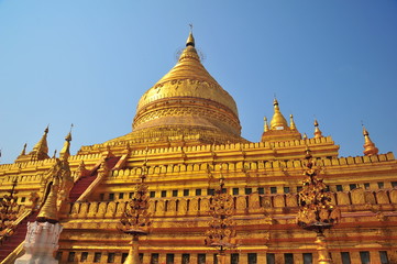Fototapeta premium Shwezigon Pagoda in Bagan, Myanmar