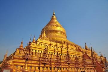 Fototapeta premium Shwezigon Pagoda in Bagan, Myanmar
